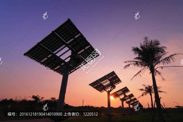 太陽(yáng)能電池板剪影非常美麗日落