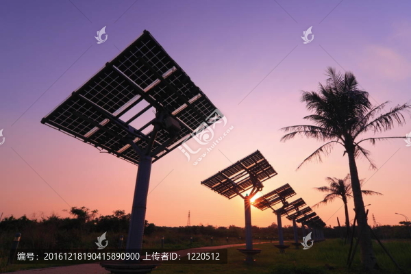 太陽能電池板剪影非常美麗日落