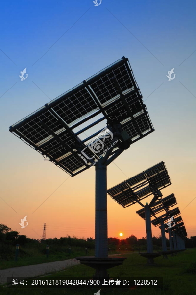 太陽能電池板剪影非常美麗日落