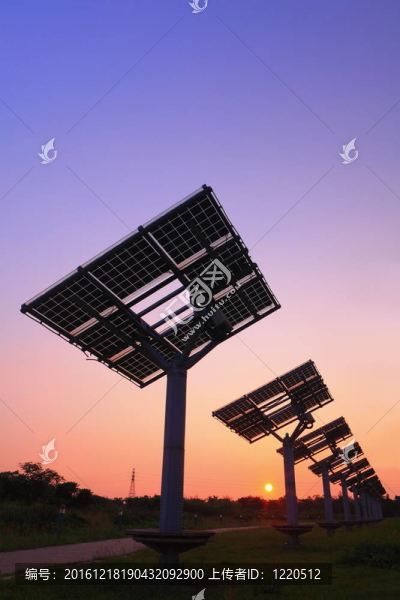 太陽能電池板剪影非常美麗日落