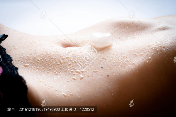 女子腹部特寫
