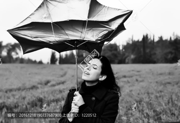 雨中女孩