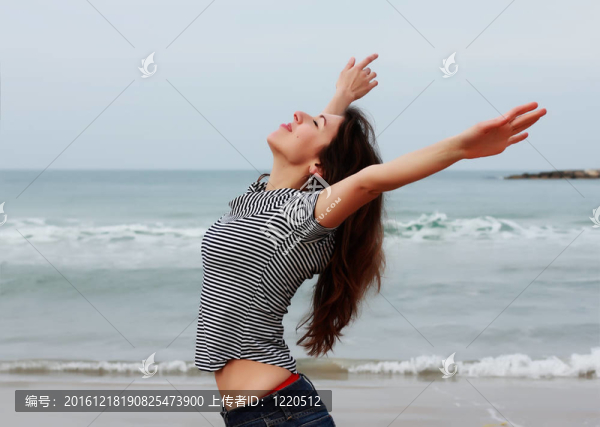 美麗的女孩在冬季海灘