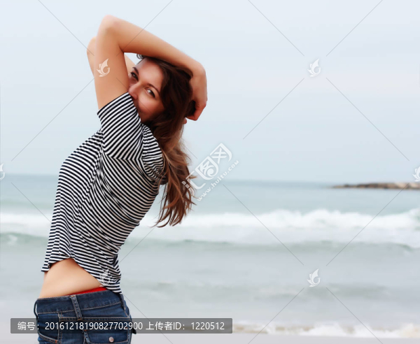 美麗的女孩在冬季海灘