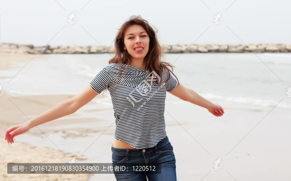 美麗的女孩在冬季海灘