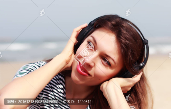 美麗的女孩在冬季海灘