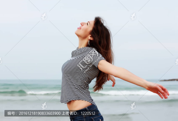 美麗的女孩在冬季海灘