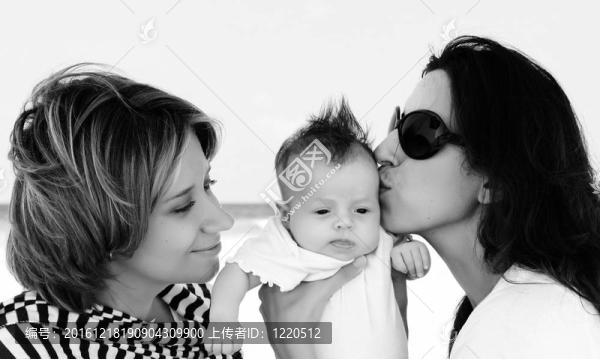 兩個美麗的女孩在沙灘上的嬰兒