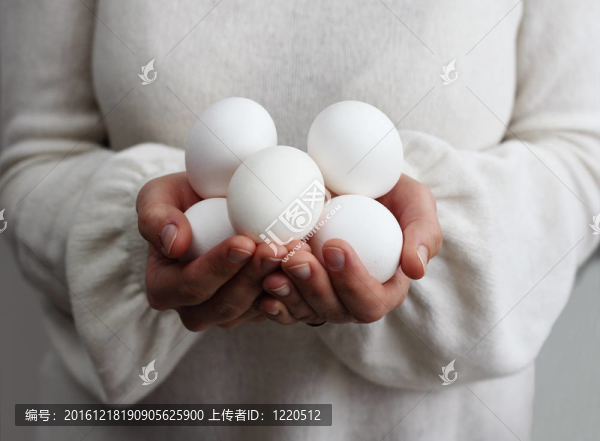 女子抱蛋。概念-簡(jiǎn)單生活。