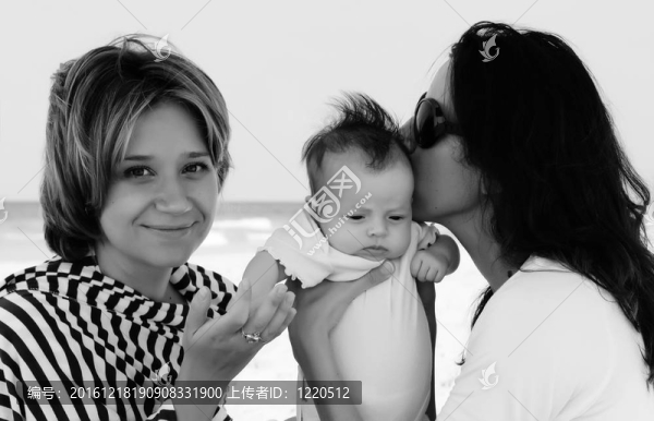 兩個美麗的女孩在沙灘上的嬰兒