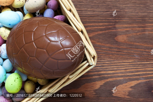 籃子里的大巧克力復(fù)活節(jié)彩蛋