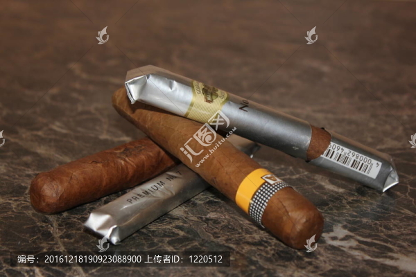 在一個(gè)混亂的桌子上sirary曼