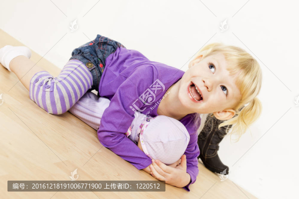 玩洋娃娃的小女孩