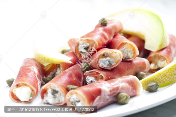帕爾瑪火腿卷充滿奶油奶酪；Galia,melon和刺山柑