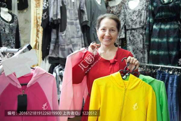 女人選擇衣服