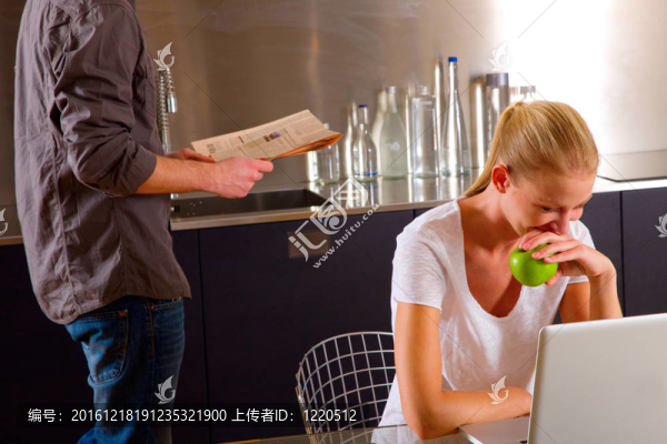 夫婦在家里使用筆記本電腦