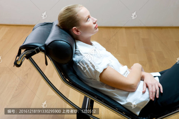 女人在躺椅上躺