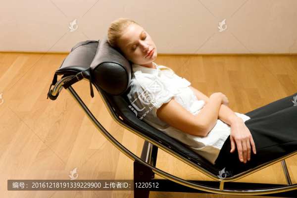 女人在躺椅上躺
