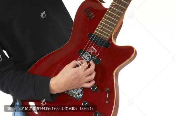 在白色背景上彈吉他的人