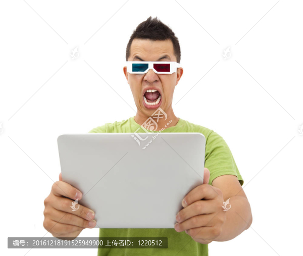 驚訝的年輕人在3D眼鏡和看平板電腦