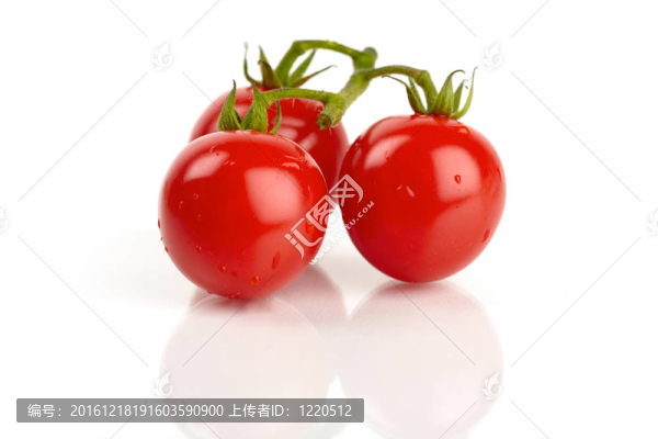 三新鮮雞尾酒番茄反射和覆蓋水滴