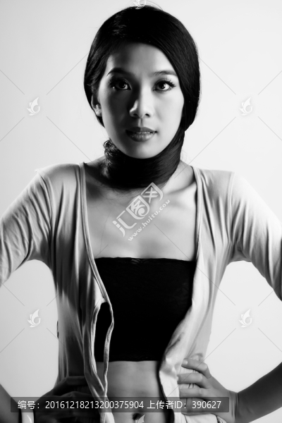 叉著腰的年輕女人