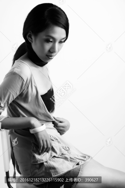 黑白女人像