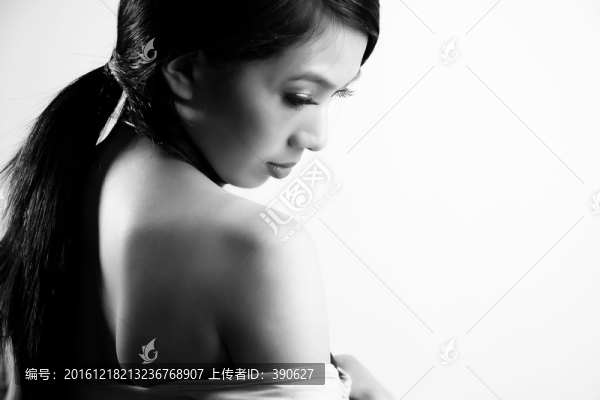 年輕女人
