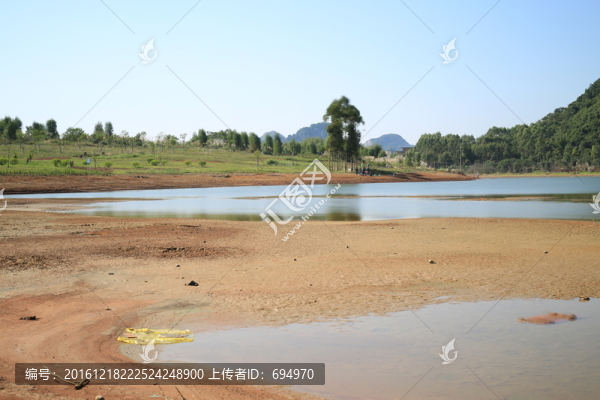 湖邊風(fēng)景