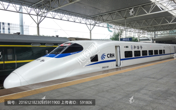 和諧號(hào)動(dòng)車(chē)組與綠皮車(chē)