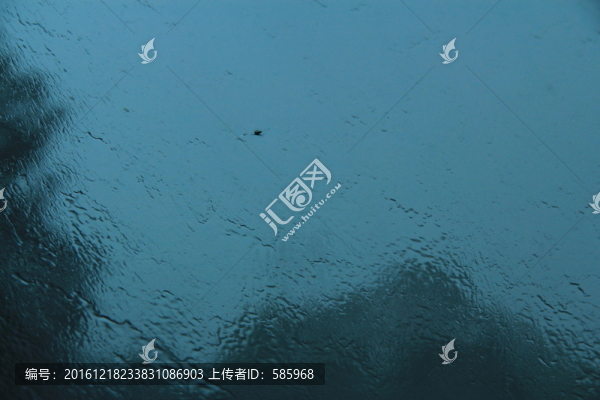 大雨打濕了玻璃窗