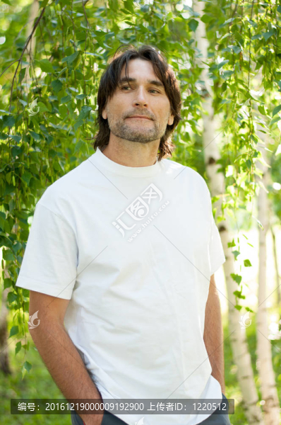 公園中的中年男子