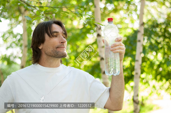 公園中的中年男子