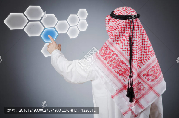 年輕阿拉伯人按下虛擬按鈕