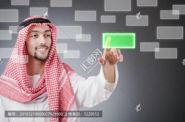 年輕阿拉伯人按下虛擬按鈕