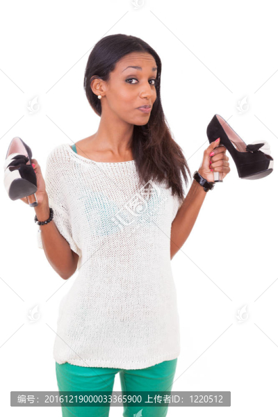 手里拿著高跟鞋的非洲裔婦女