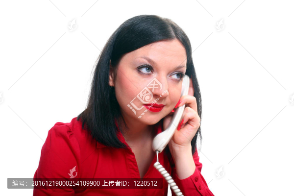 一個女孩在電話里說話