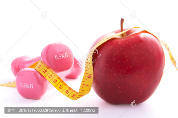 蘋果和啞鈴綁著的卷尺。