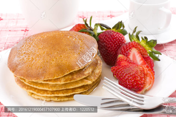 煎餅和草莓有楓糖漿與咖啡