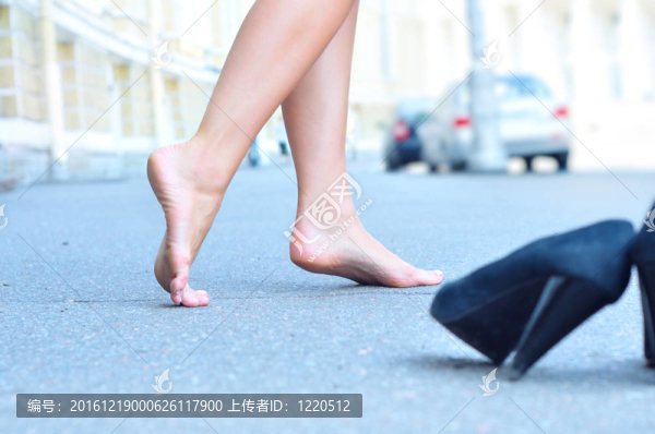 女子赤腳在夏日街頭跳舞