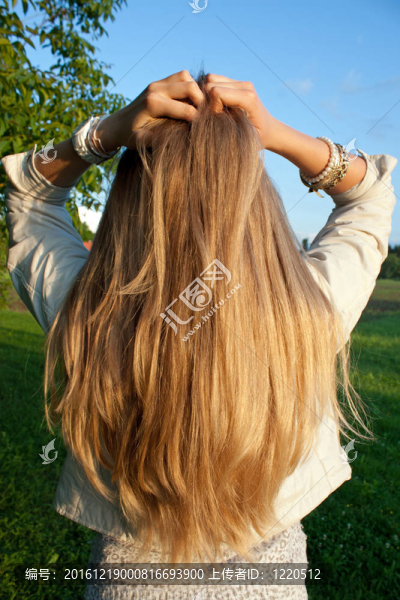 與健康的年輕女性；長(zhǎng)；金黃色的頭發(fā)