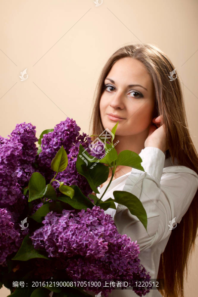 丁香花的美麗女人