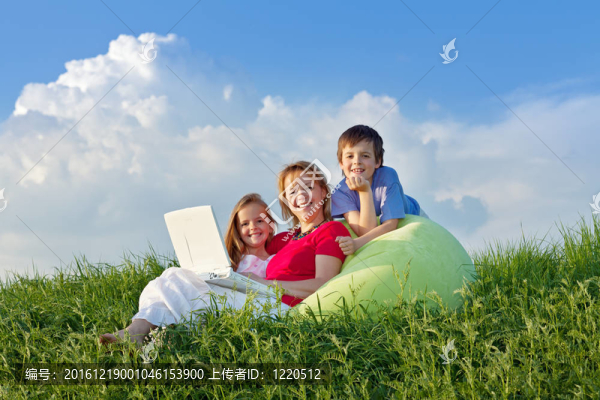 婦女與孩子掛出放松