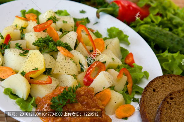 煮土豆加蔬菜