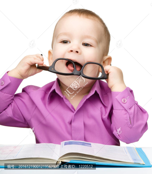 小孩子玩書和眼鏡