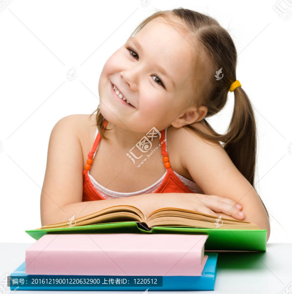 可愛的小女孩與書籍