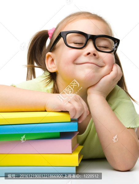 可愛的小女孩與書籍