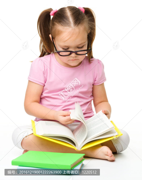 可愛的小女孩看書