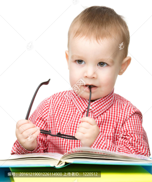 小孩子玩書和眼鏡