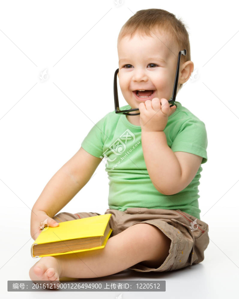 可愛的小男孩與書